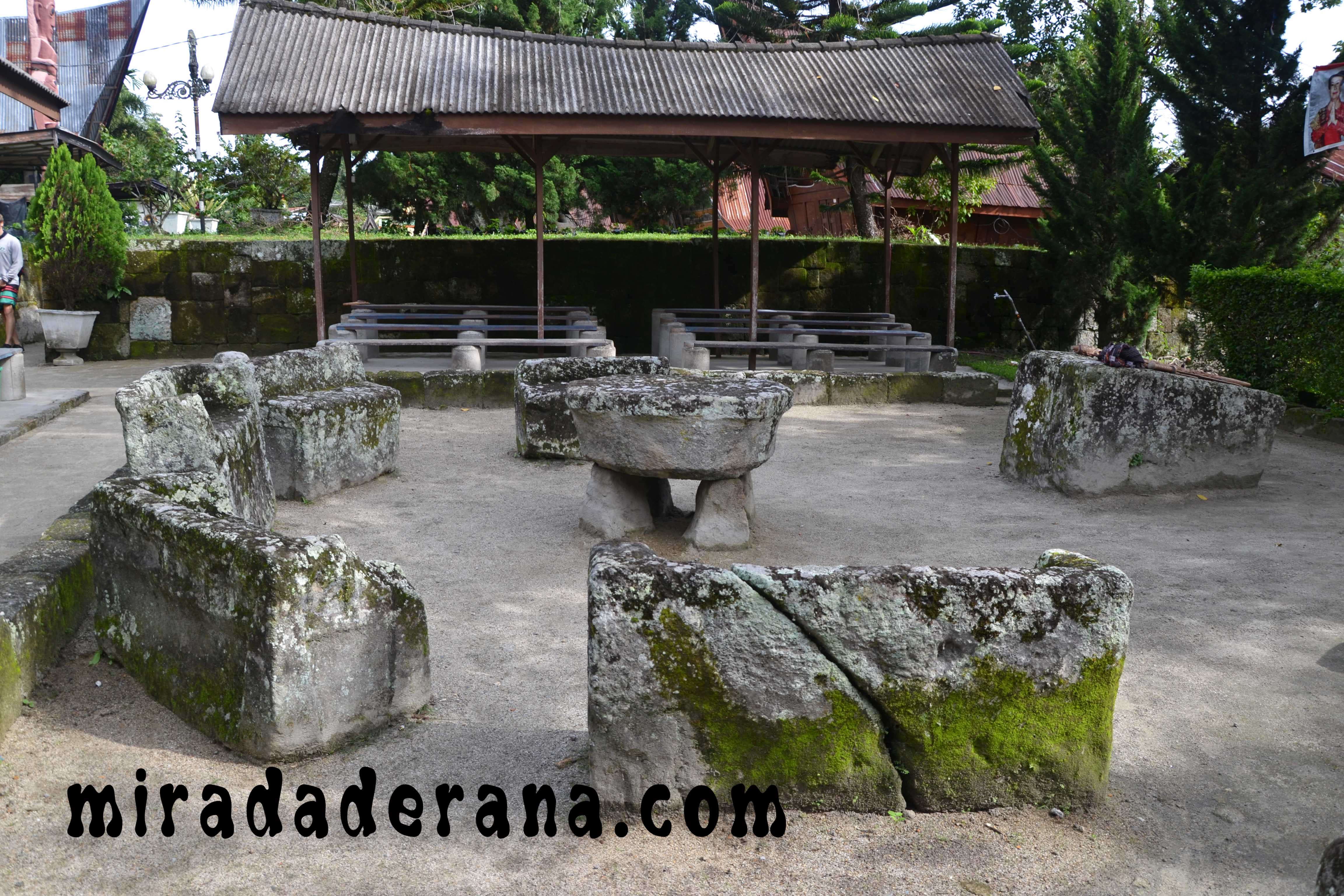 Stone Chairs del Rey Siagallan Ambarita lago-toba 